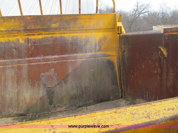 image for item E4720 Shop built hydraulic pull scraper