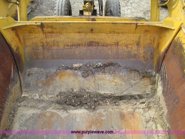 image for item E4720 Shop built hydraulic pull scraper