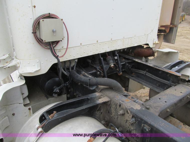 image for item E4741 1996 Peterbilt 377 semi truck