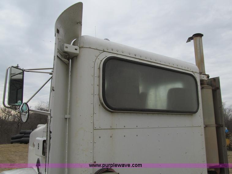 image for item E4741 1996 Peterbilt 377 semi truck