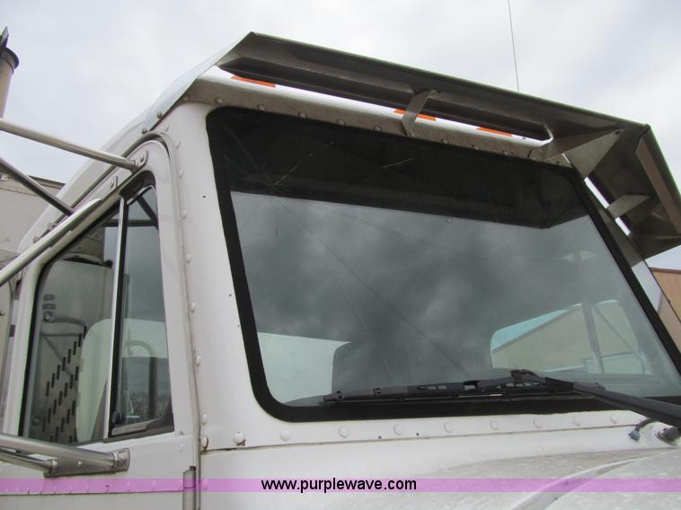 image for item E4741 1996 Peterbilt 377 semi truck