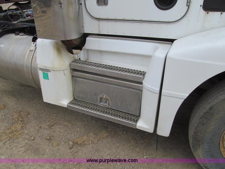 image for item E4741 1996 Peterbilt 377 semi truck
