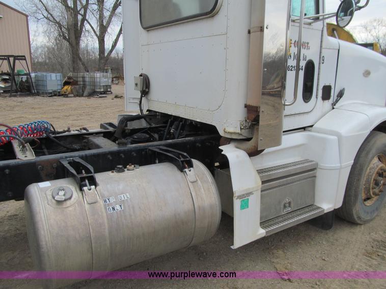 image for item E4741 1996 Peterbilt 377 semi truck
