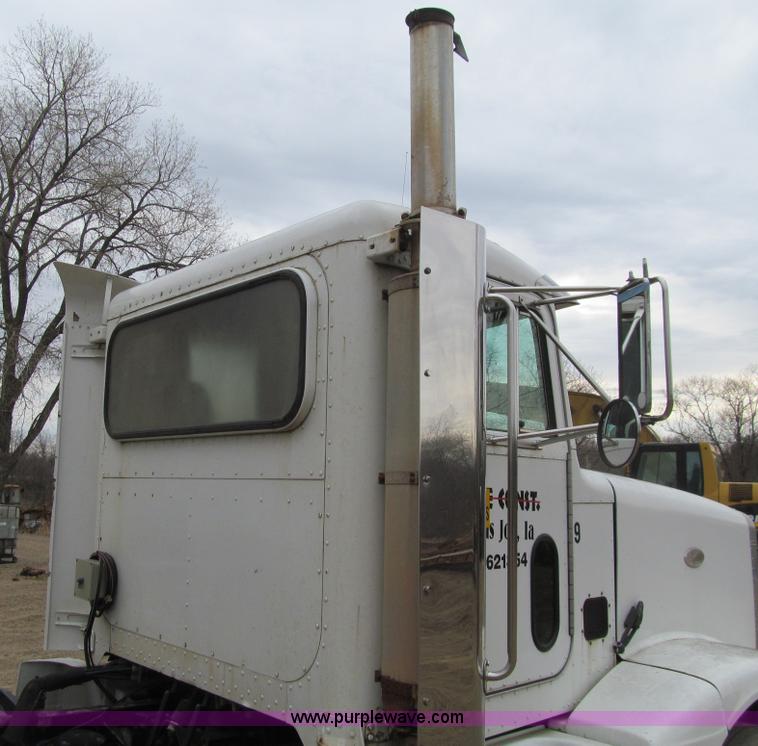 image for item E4741 1996 Peterbilt 377 semi truck