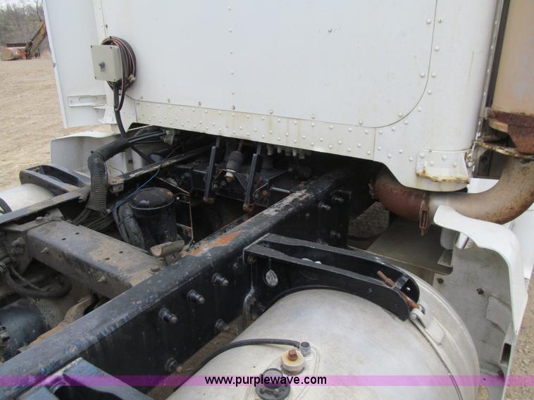 image for item E4741 1996 Peterbilt 377 semi truck