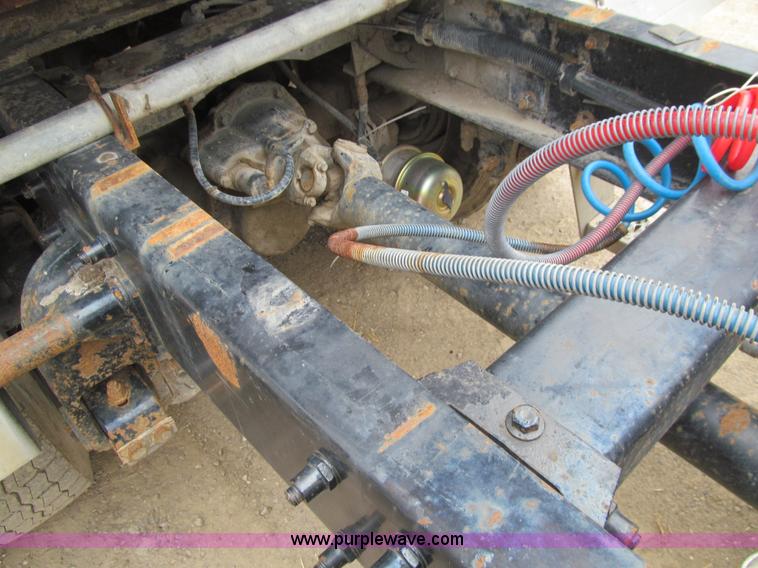 image for item E4741 1996 Peterbilt 377 semi truck