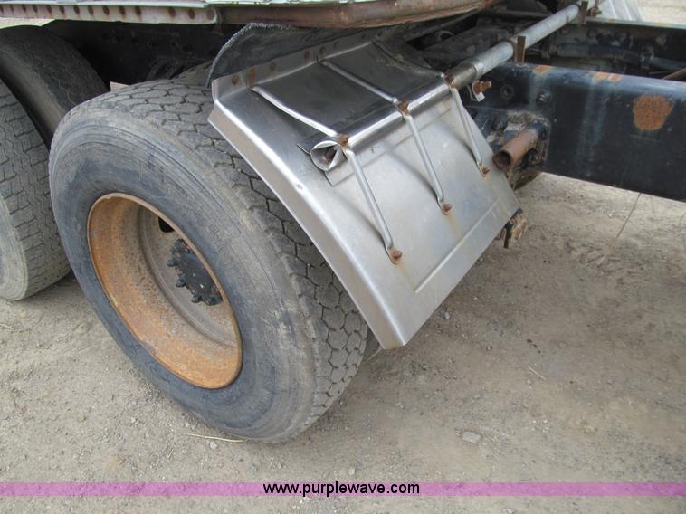 image for item E4741 1996 Peterbilt 377 semi truck