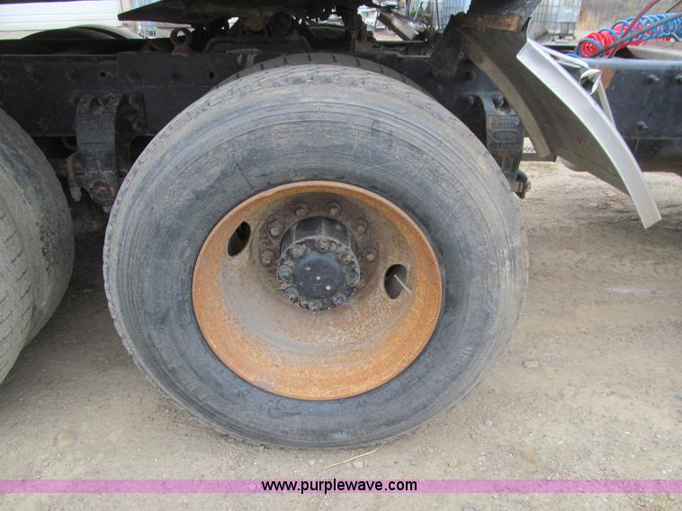 image for item E4741 1996 Peterbilt 377 semi truck