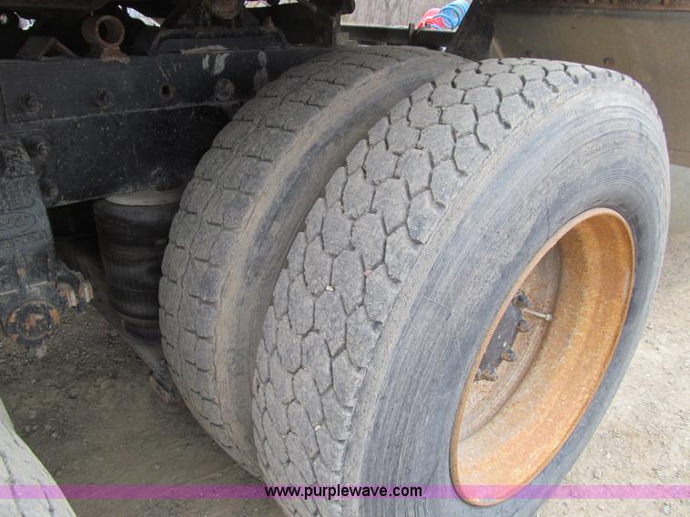 image for item E4741 1996 Peterbilt 377 semi truck