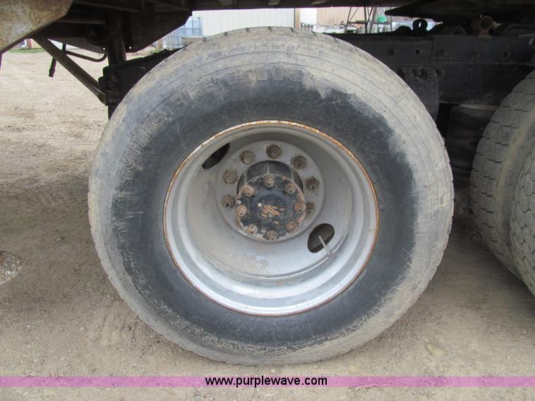 image for item E4741 1996 Peterbilt 377 semi truck