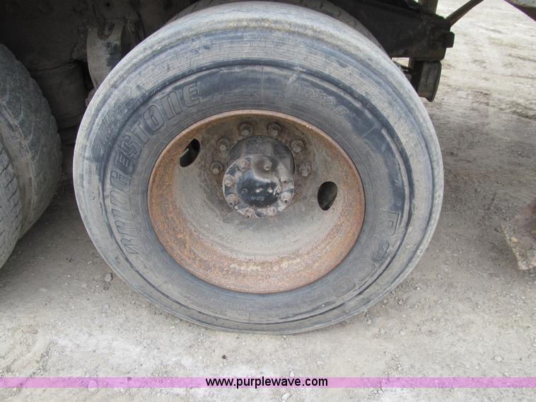 image for item E4741 1996 Peterbilt 377 semi truck