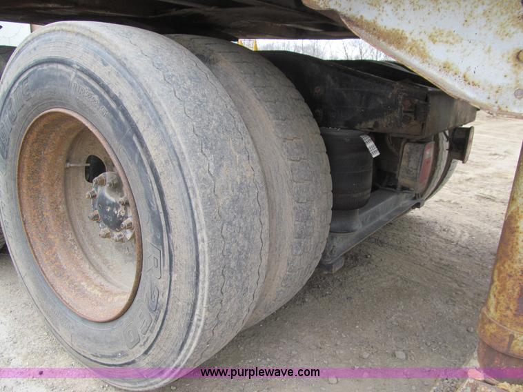 image for item E4741 1996 Peterbilt 377 semi truck