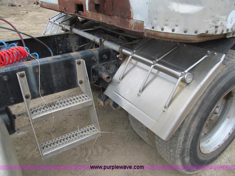 image for item E4741 1996 Peterbilt 377 semi truck