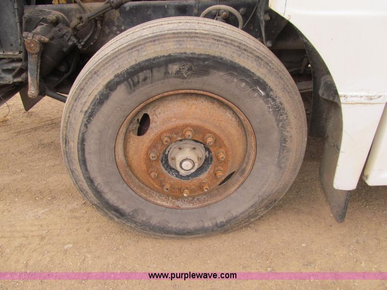 image for item E4741 1996 Peterbilt 377 semi truck