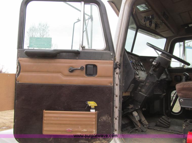 image for item E4741 1996 Peterbilt 377 semi truck