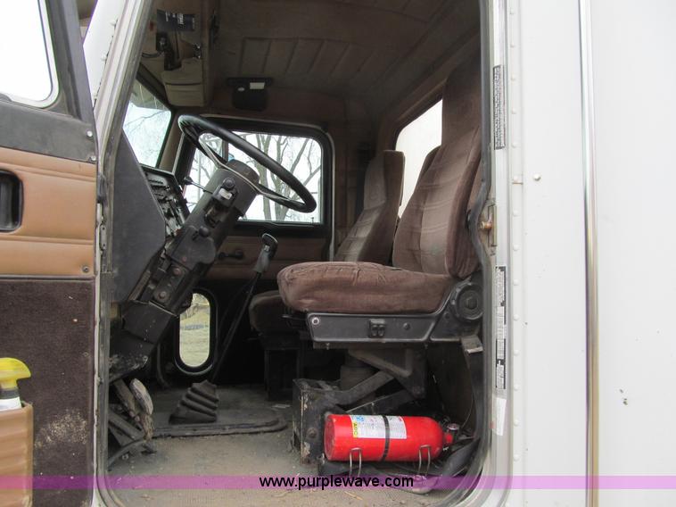 image for item E4741 1996 Peterbilt 377 semi truck