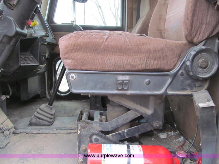 image for item E4741 1996 Peterbilt 377 semi truck