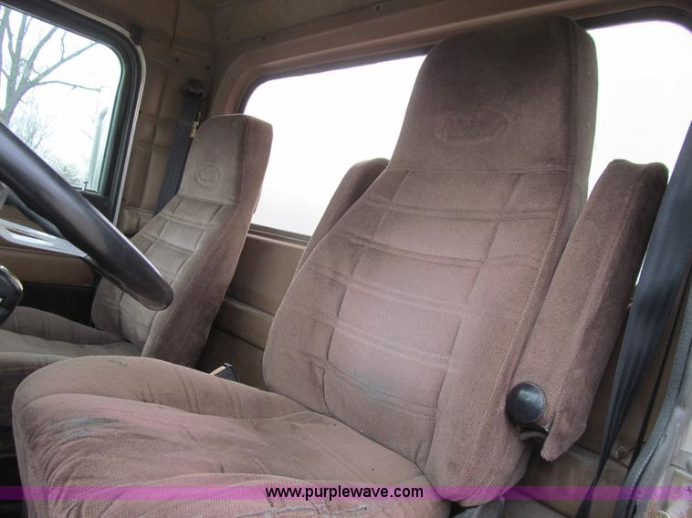 image for item E4741 1996 Peterbilt 377 semi truck