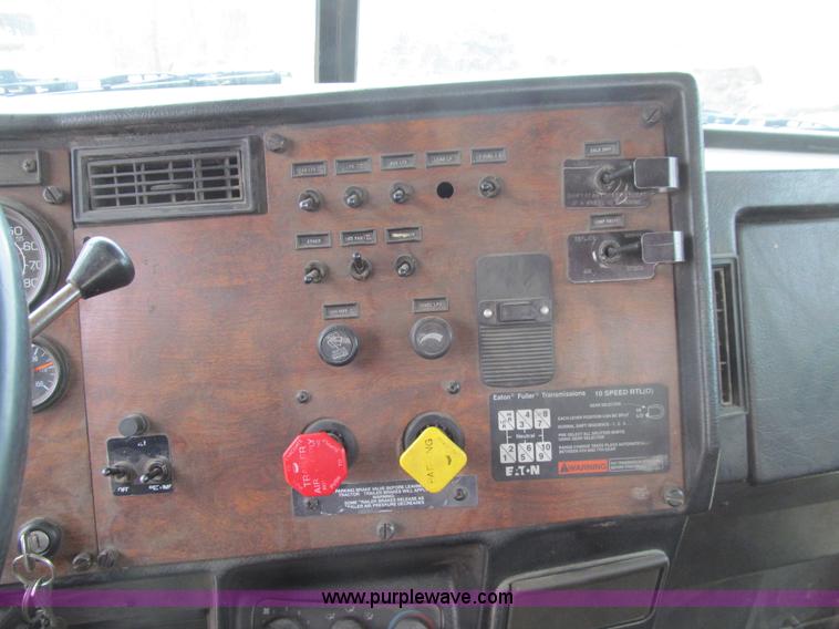 image for item E4741 1996 Peterbilt 377 semi truck