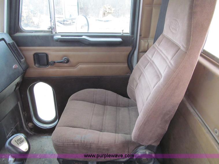 image for item E4741 1996 Peterbilt 377 semi truck