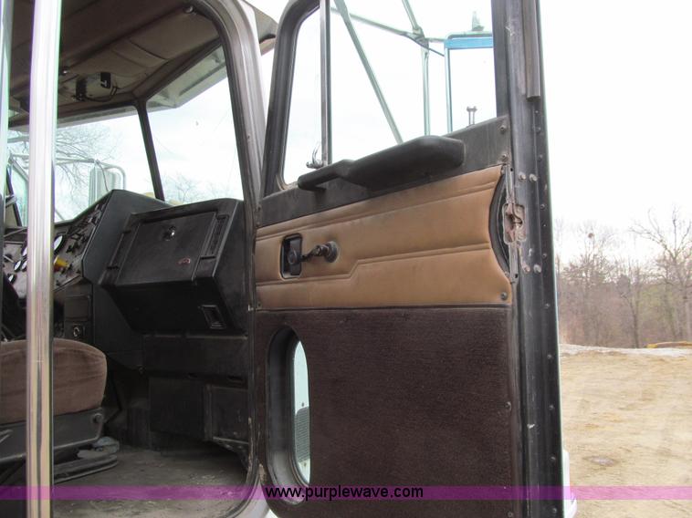 image for item E4741 1996 Peterbilt 377 semi truck