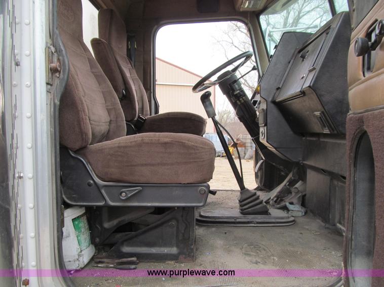 image for item E4741 1996 Peterbilt 377 semi truck