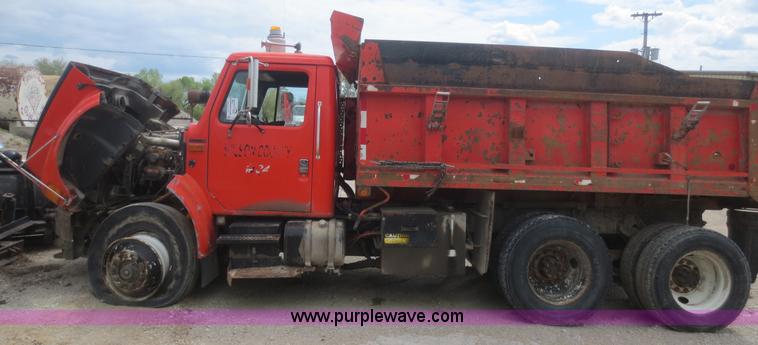 image for item F6925 1993 International 4900 dump truck