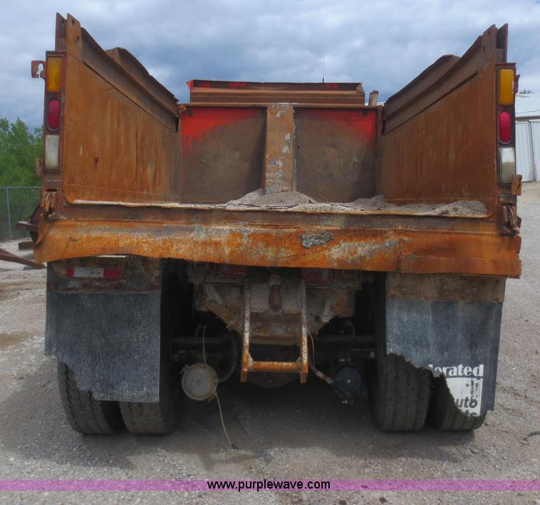 image for item F6925 1993 International 4900 dump truck
