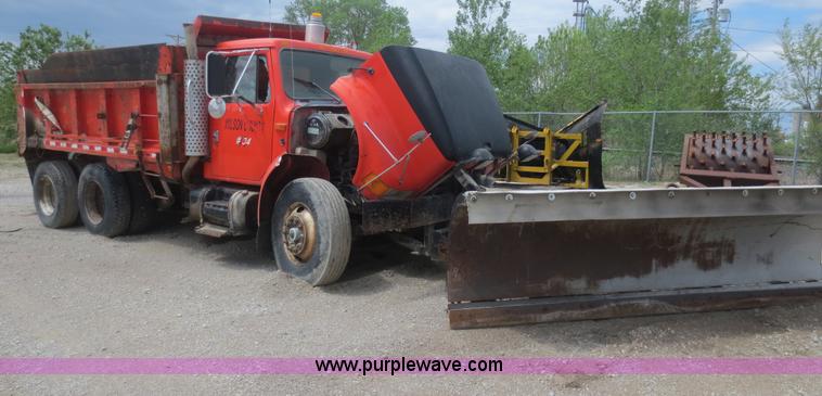 image for item F6925 1993 International 4900 dump truck