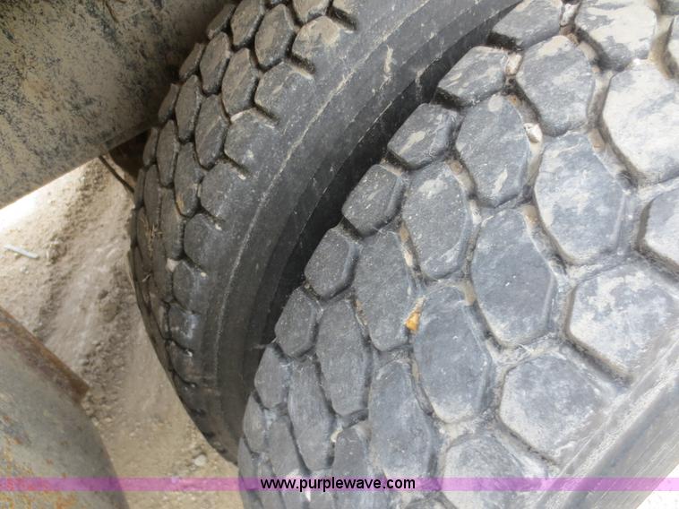 image for item F6925 1993 International 4900 dump truck