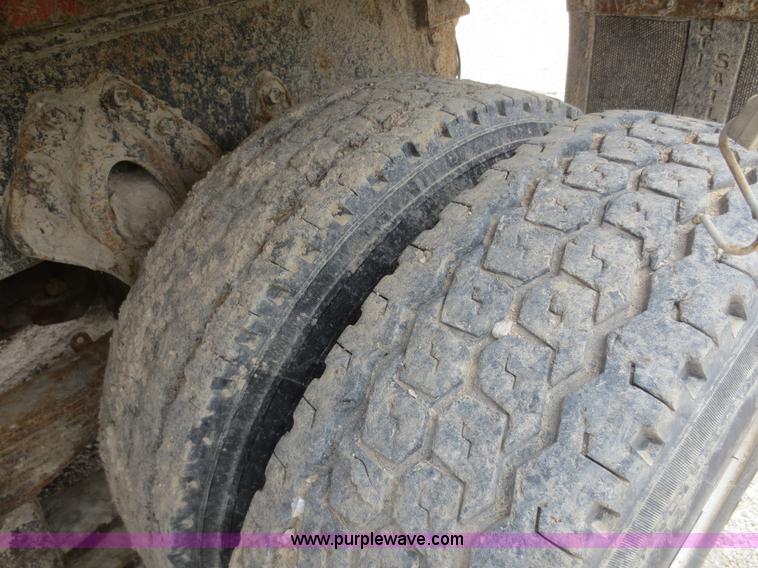 image for item F6925 1993 International 4900 dump truck