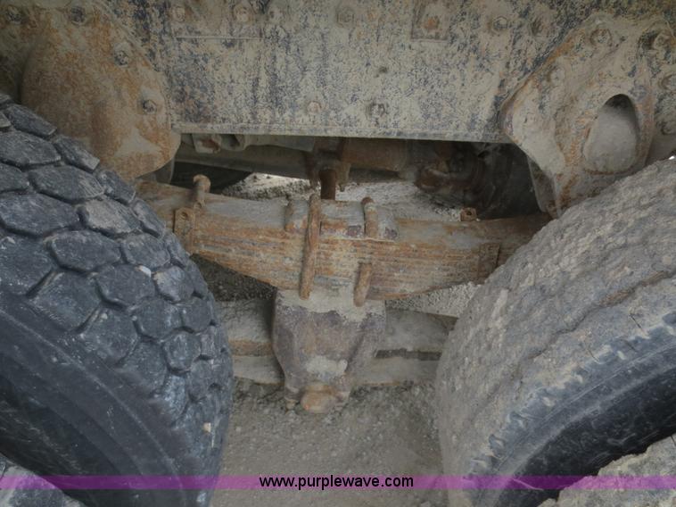 image for item F6925 1993 International 4900 dump truck