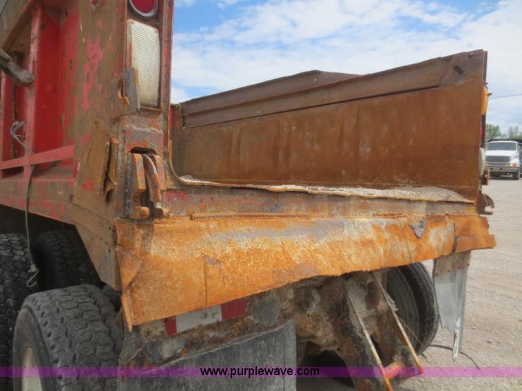 image for item F6925 1993 International 4900 dump truck