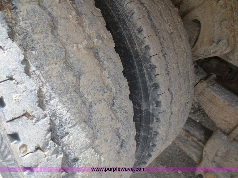 image for item F6925 1993 International 4900 dump truck