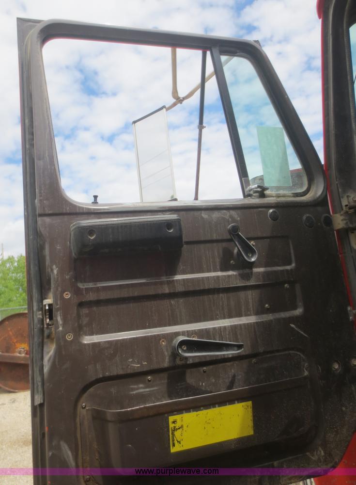 image for item F6925 1993 International 4900 dump truck