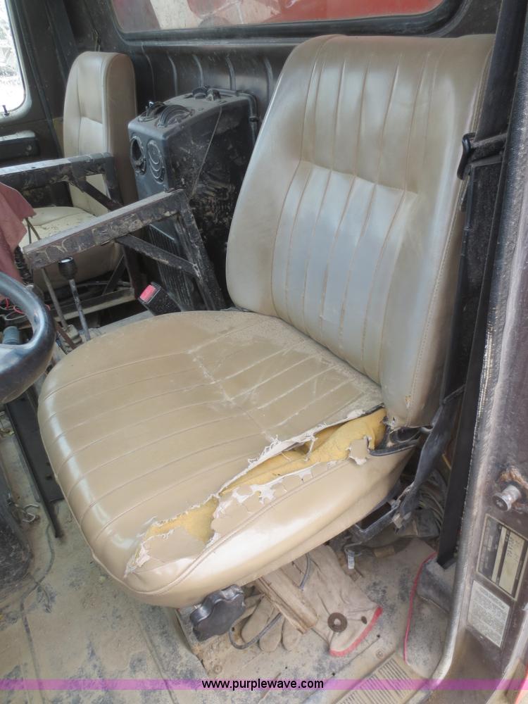 image for item F6925 1993 International 4900 dump truck