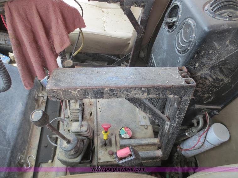 image for item F6925 1993 International 4900 dump truck