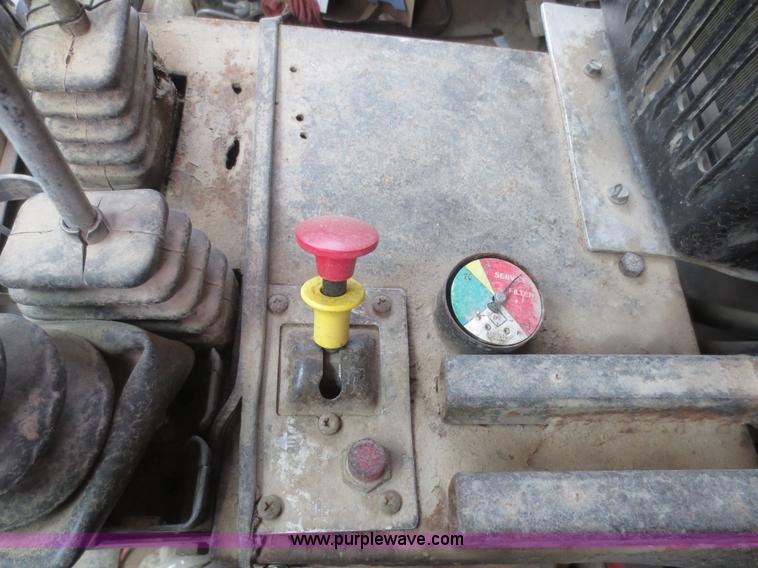 image for item F6925 1993 International 4900 dump truck