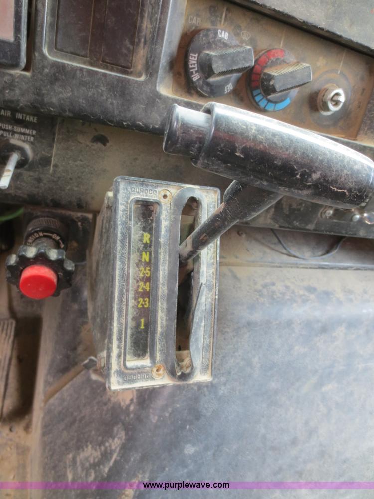 image for item F6925 1993 International 4900 dump truck