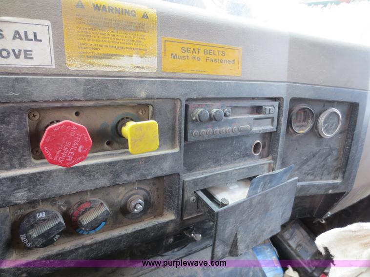 image for item F6925 1993 International 4900 dump truck