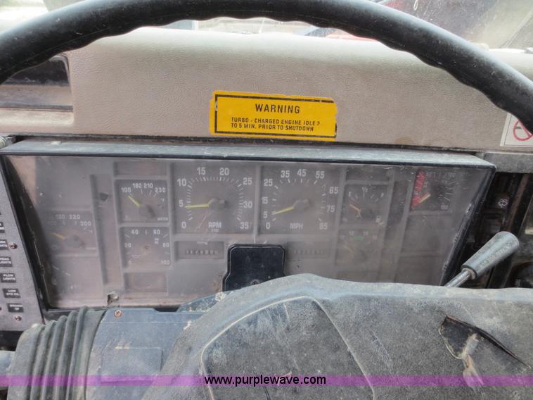 image for item F6925 1993 International 4900 dump truck