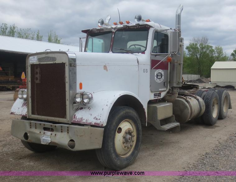 image for item F6926 1980 Freightliner semi truck