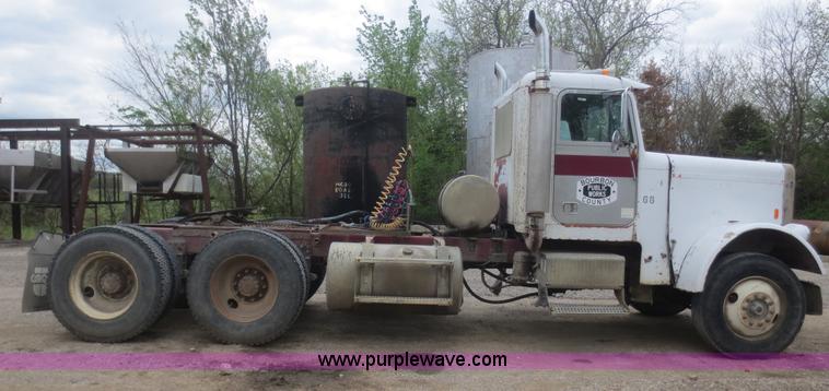 image for item F6926 1980 Freightliner semi truck