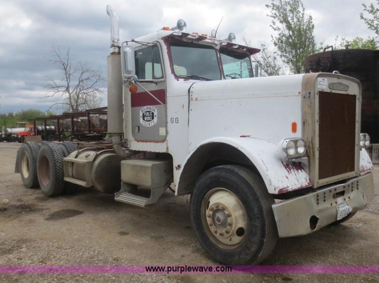 image for item F6926 1980 Freightliner semi truck