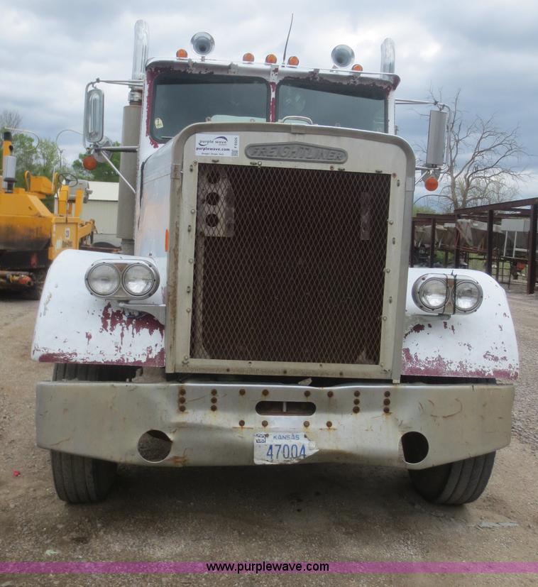 image for item F6926 1980 Freightliner semi truck