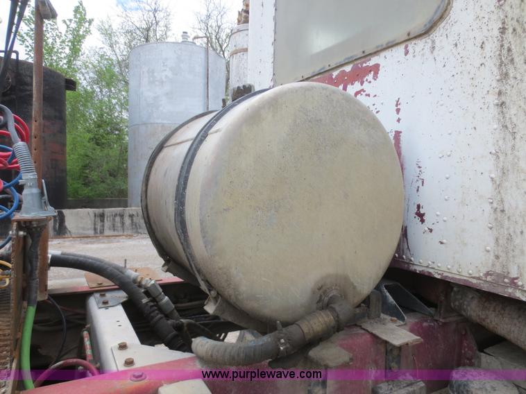 image for item F6926 1980 Freightliner semi truck