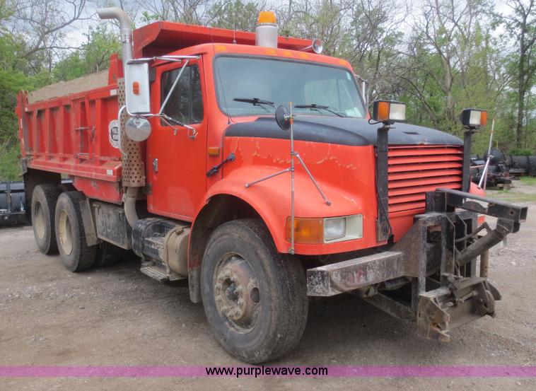 image for item F6927 1991 International 4900 dump truck
