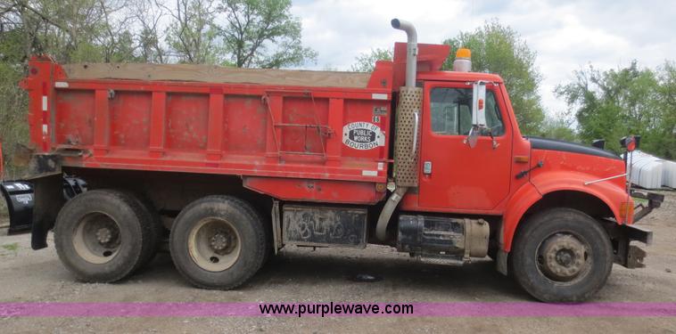image for item F6927 1991 International 4900 dump truck