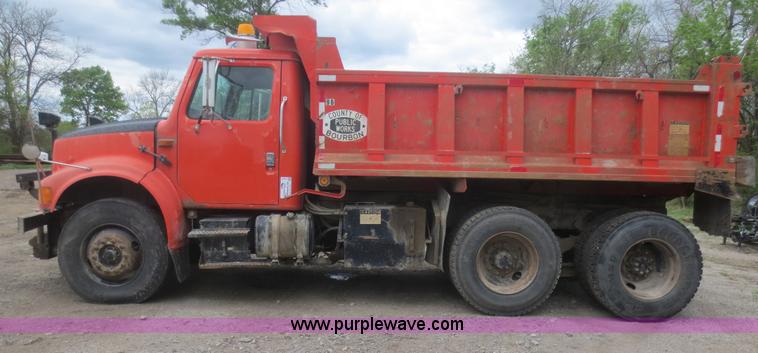 image for item F6927 1991 International 4900 dump truck