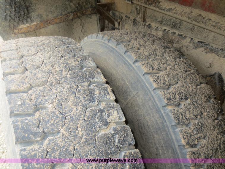 image for item F6927 1991 International 4900 dump truck